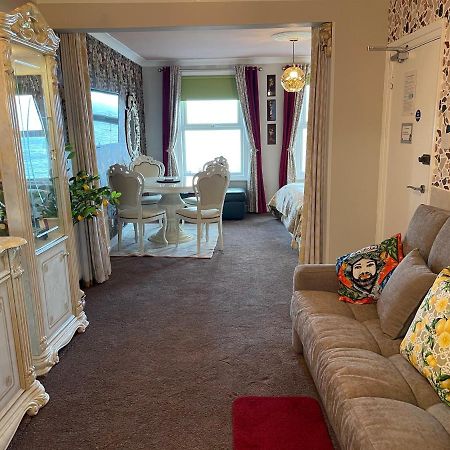 "The Italian" Seafront Apartment Eastbourne Exteriör bild