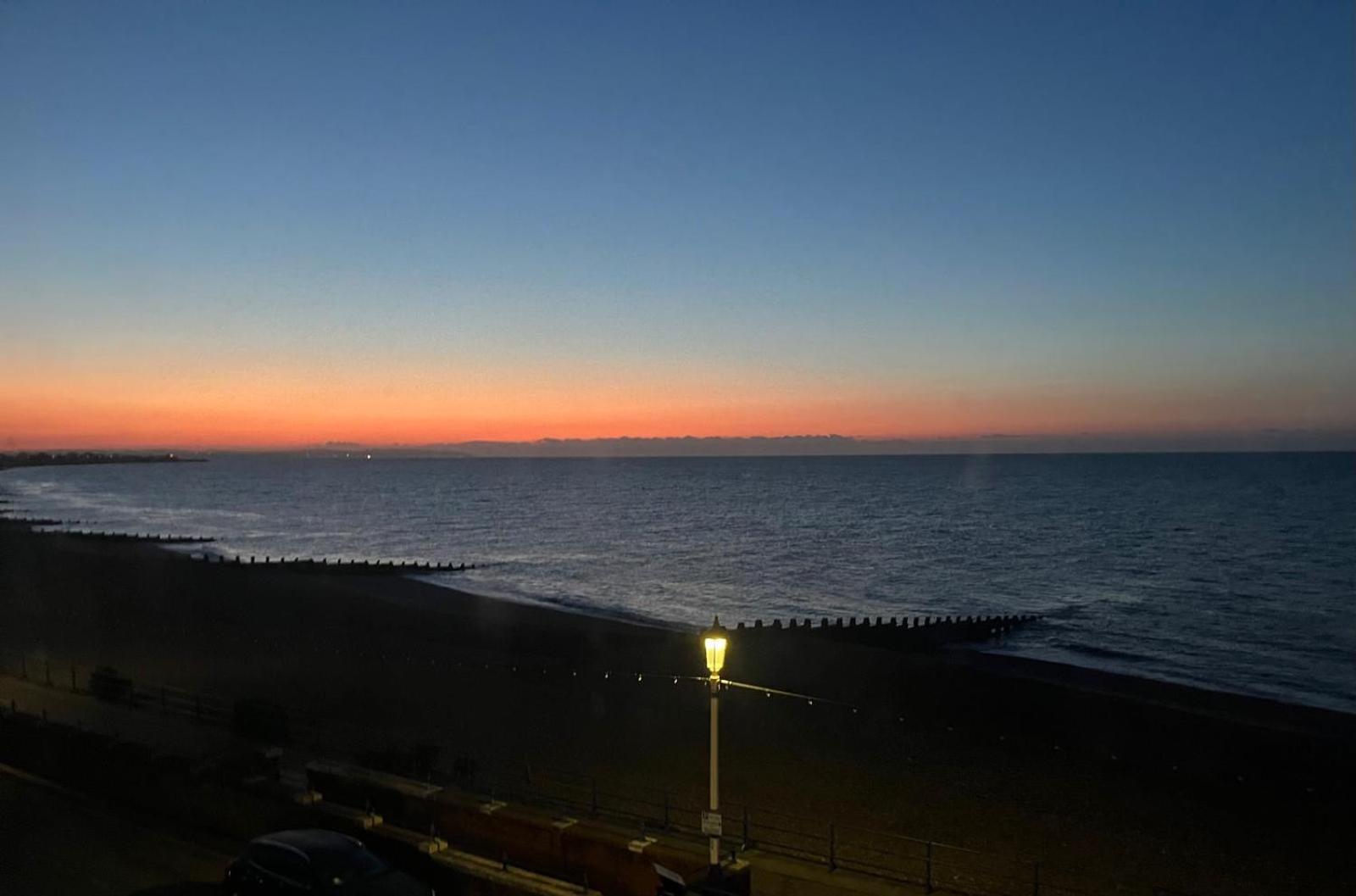"The Italian" Seafront Apartment Eastbourne Exteriör bild